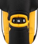 Een close-up van de snelheidsknop op een gele en zwarte DeWalt decoupeerzaag.