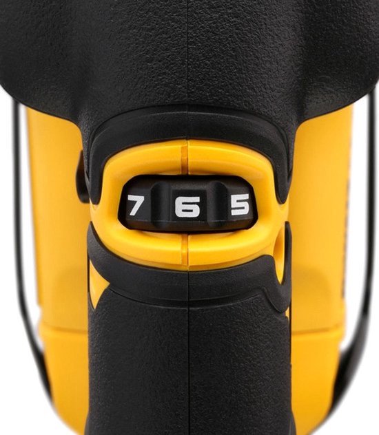 Een close-up van de snelheidsknop op een gele en zwarte DeWalt decoupeerzaag.