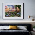 Een 3000-delige puzzel met "Droom van Parijs" is ingelijst en hangt boven een bed in een slaapkamer.