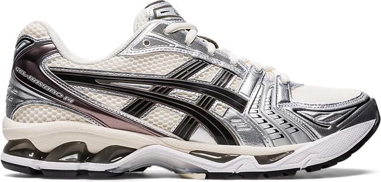 Crème ASICS GEL-KAYANO 14 sneaker met zwarte en metallic paarse accenten, zichtbaar vanaf de zijkant.