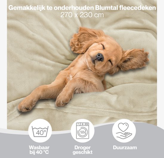 Een puppy slaapt op een zandkleurige Blumtal fleecedeken. Makkelijk te onderhouden, wasbaar en droger geschikt.