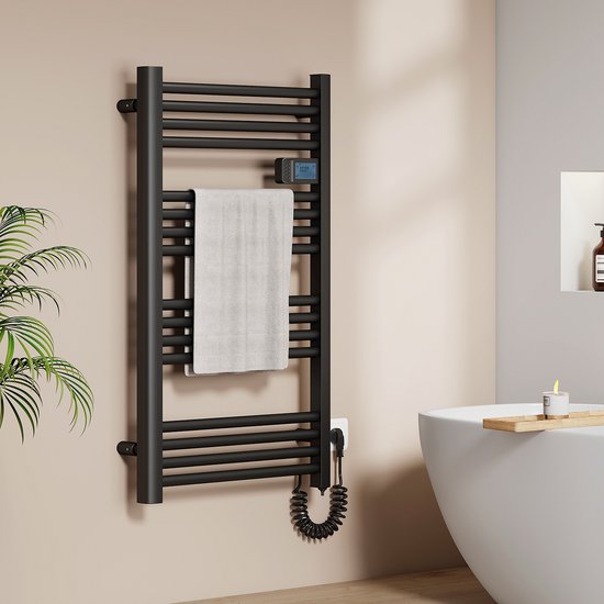 Matzwarte handdoekradiator met een opgevouwen witte handdoek erop, in een badkamer.