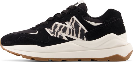 Zwarte New Balance sneaker met zebraprint op de zijkant, beige zool en witte veters.