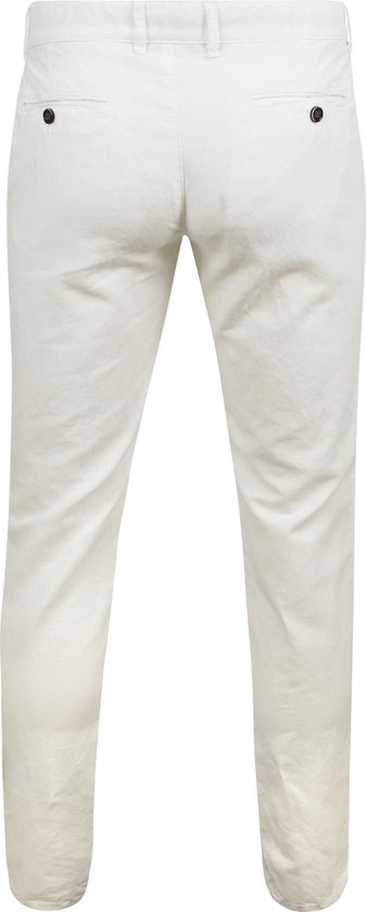 Achterkant van een witte chinobroek met twee achterzakken met knoop.
