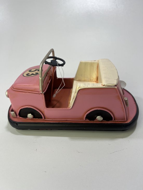 Roze retro botsauto met beige interieur en het nummer 53.