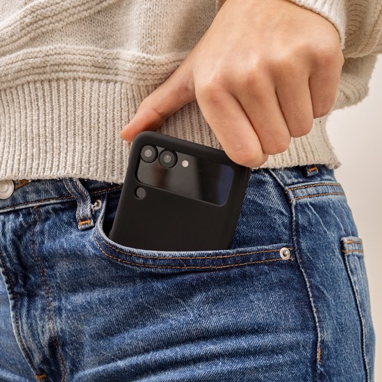 Een zwarte telefoonhoes die in een broekzak wordt gestopt.