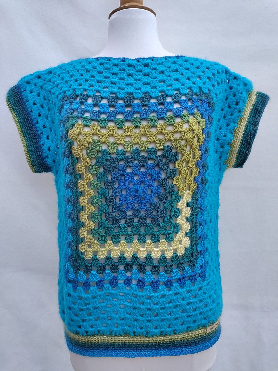Handgemaakte trui korte mouw / spencer in aquablauw,donkerblauw, lichtgroen, donkergroentinten gehaakt Maat M