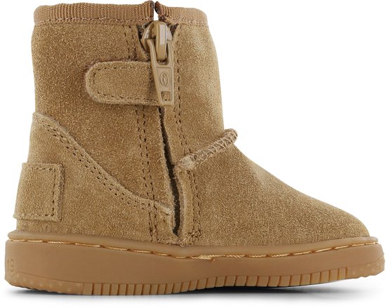 Cognac kleurige kinderlaarsjes met rits, veterdetail en "SHOESME" op de zool.