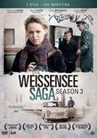 DVD-hoes: "Die Weissensee Saga - Season 3", met een vrouw met sjaal en camera. "Authentiek".