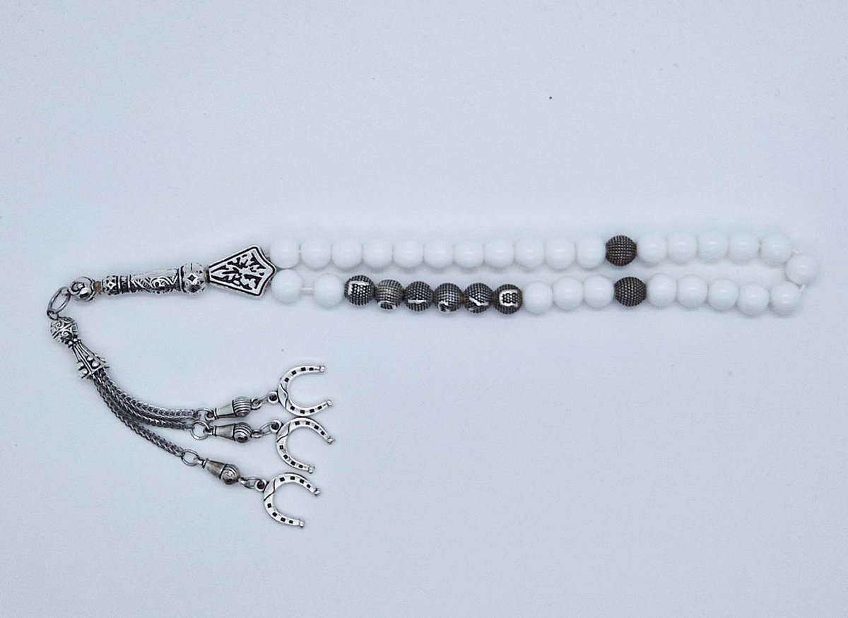 Handgemaakte naam tasbih 33 Kralen Natuursteen “Witte agaat” - met metaal tassel “Hoefijzer"- Met je naam of de naam van uw geliefde- 8 mm diameter van de korrel