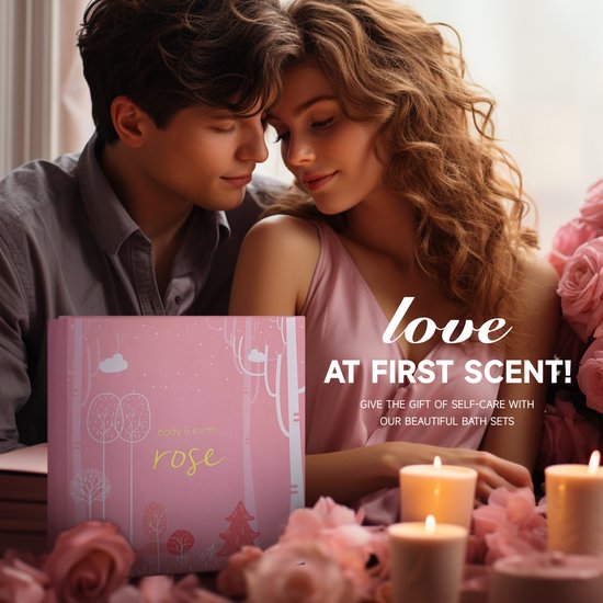 Romantisch koppel, man en vrouw, knuffelend. Naast hen een roze geschenkdoos van Body & Earth met rozen. Kaarsen op de voorgrond.