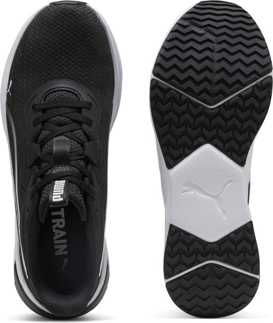 Zwarte PUMA sportschoenen, bovenkant en zool getoond. Tekst 'PUMA TRAIN' op de binnenzool.