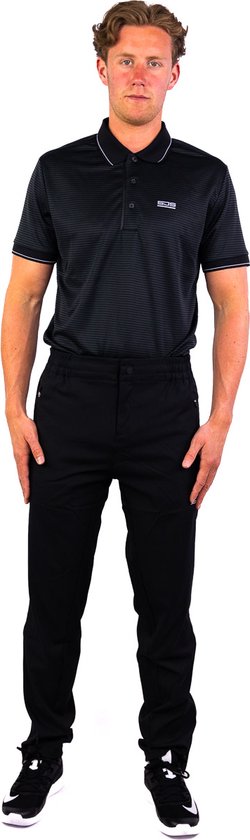 Man in een zwarte polo met fijne streep en zwarte trainingsbroek met ritszakken