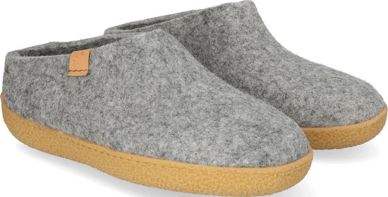 Grijze vilten pantoffels, zijaanzicht, met lichtbruine rubberen zool en leren logo.