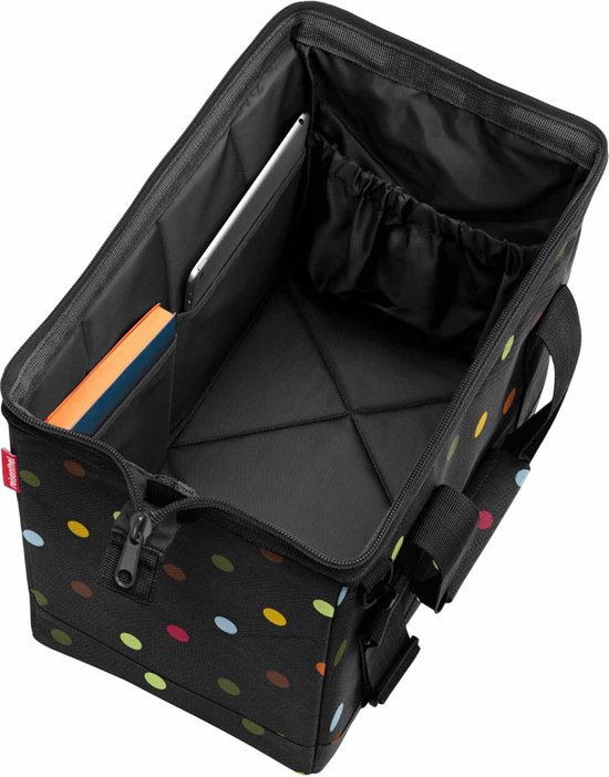 Zwarte reistas met veelkleurige stippen, open met een laptop en een boek erin.