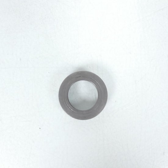 Bague métallique argentée avec un cercle intérieur et extérieur.