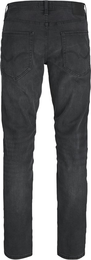 Achterkant van een grijze jeans met twee zakken op de achterkant.