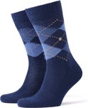 Twee donkerblauwe sokken met een ruitpatroon in verschillende blauwtinten en oranje stiksels.