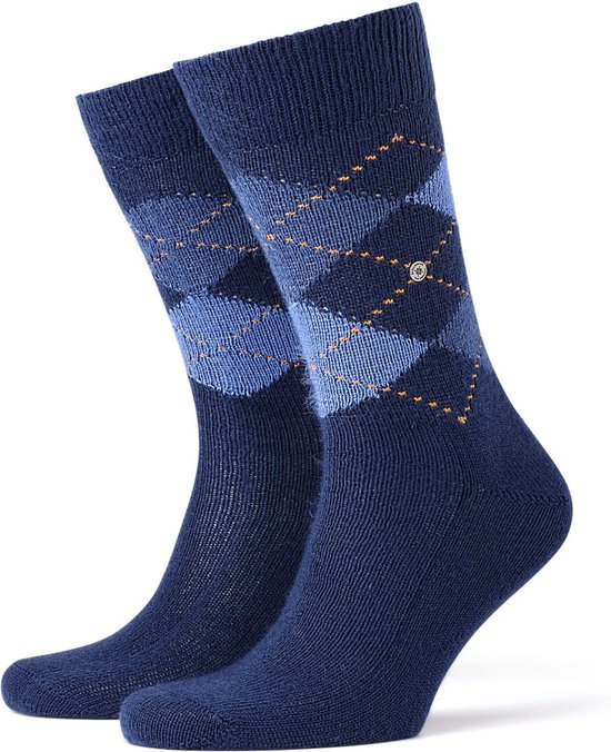 Twee donkerblauwe sokken met een ruitpatroon in verschillende blauwtinten en oranje stiksels.