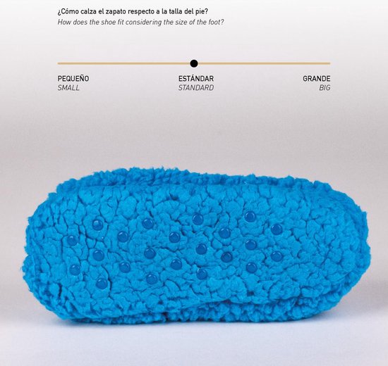 Blauwe pantoffel onderaan met antislip nopjes en maataanduiding.