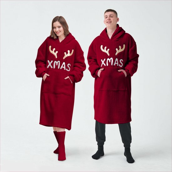 Twee modellen in een oversized rode kerst hoodie deken met rendier-applicatie en "XMAS"-tekst.