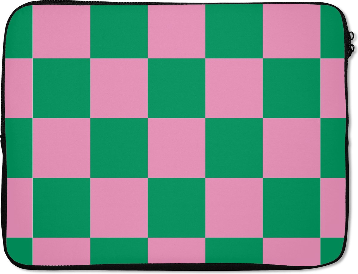 Laptophoes 17 inch - Schaakbord patroon - Groen - Roze - Blokjes - Laptop sleeve - Binnenmaat 41x28 cm - Zwarte achterkant