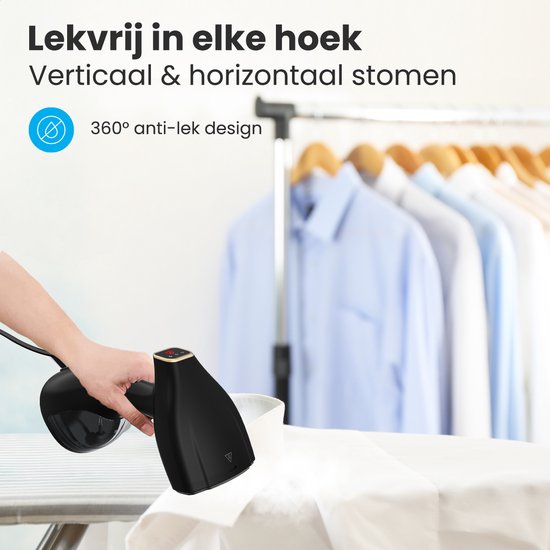 Hand die een zwarte kledingstomer gebruikt op een strijkplank. Op de achtergrond hangen gestreken hemden.