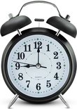 Zwarte wekker met dubbele bel en witte wijzerplaat. De tijd is 09:09.