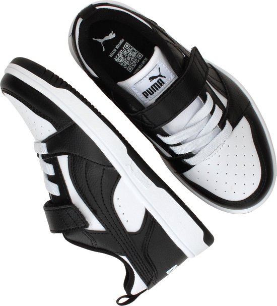 Zwarte en witte Puma sneakers met klittenband en veters.