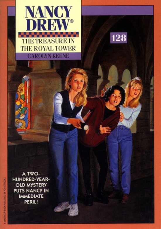 Nancy Drew boek 128, De schat in de koninklijke toren, met drie vrouwen die in een donker kasteel naar iets zoeken.