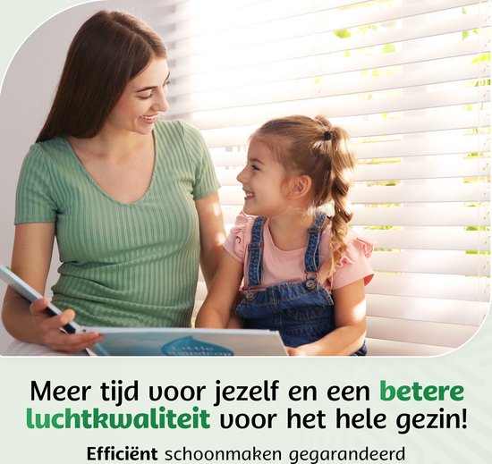 Moeder en dochter kijken elkaar lachend aan, terwijl de dochter een boek vasthoudt. "Meer tijd voor jezelf en een betere luchtkwaliteit voor het hele gezin! Efficiënt schoonmaken gegarandeerd".