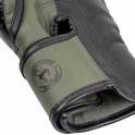 Detail van khaki en zwarte bokshandschoen met tekst "Hand made in Thailand" en "High Quality".