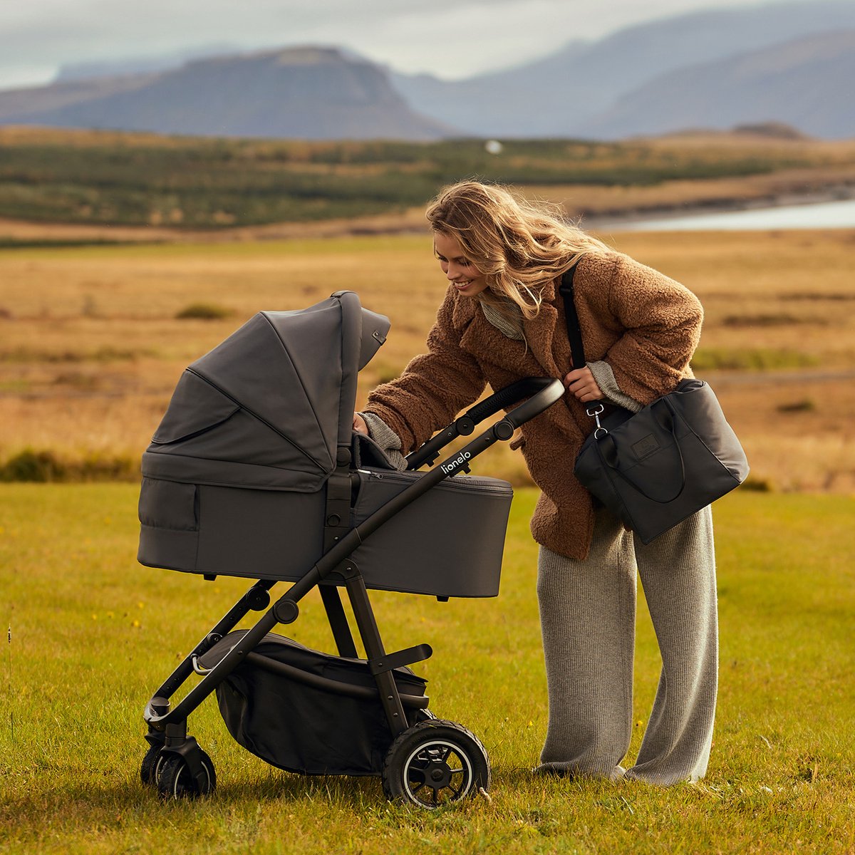 Lionelo Amber Plus 3-in-1 Kinderwagen – Reiswieg, Wandelwagen & Autostoeltje – XXL Ventilatie – All-Terrain Wielen – UPF50+ – Universele Adapters – Premium Stoffen – Vanaf Geboorte tot 4 Jaar thumbnail 5