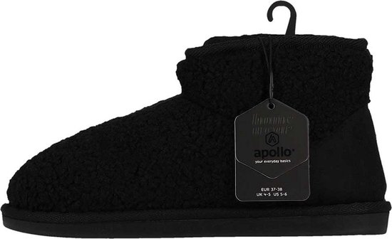 Zwarte enkellaars pantoffel met teddy buitenkant, suède hiel en "Apollo" label.