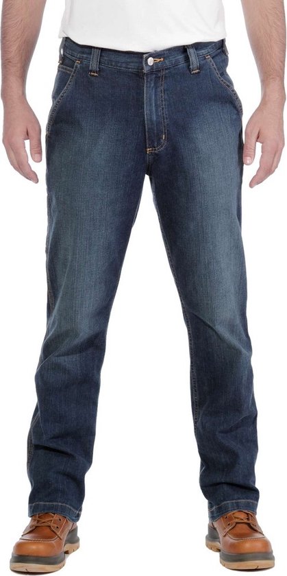 Man van voren in een spijkerbroek van donker denim met een stevige riem.