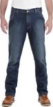 Man van voren in een spijkerbroek van donker denim met een stevige riem.