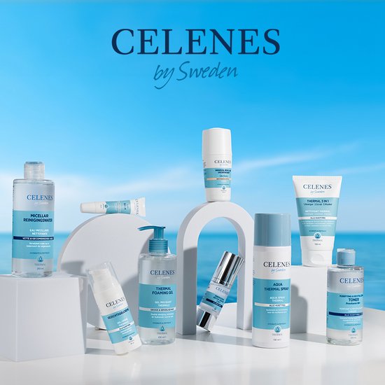 Assortiment Celenes by Sweden huidverzorgingsproducten met blauwe en witte verpakkingen tegen een achtergrond van de blauwe lucht en zee.