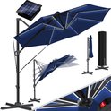 Donkerblauwe zweefparasol, open en gesloten, met zonnepaneel, beschermhoes en opzetstukken.