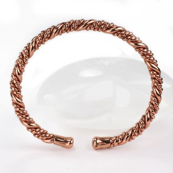 Bracelet manchette en cuivre à motif corde torsadée avec extrémités ouvertes, sur un fond blanc.