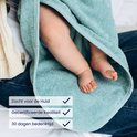 Jambes de bébé dans une cape de bain bleue, "Doux pour la peau", "Qualité certifiée", "30 jours de réflexion" en texte.