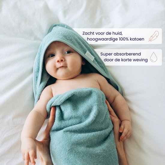 Bébé dans une cape de bain bleue, "Doux pour la peau, 100% coton de haute qualité" et "Super absorbant" en texte.