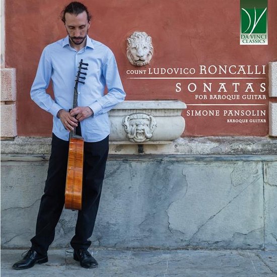 Simone Pansolin met een barokgitaar voor een rode muur met een leeuwenkop en "Count Ludovico Roncalli Sonatas for Baroque Guitar"