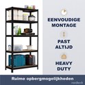 Zwarte stellingkast met vijf houten planken, met tekst 'RUIME OPBERGMOGELIJKHEDEN'.