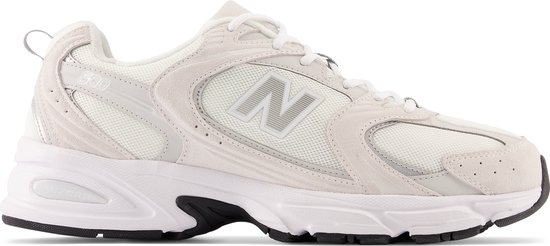 Profiel van een witte New Balance 530 sneaker met beige suède overlays en een witte zool.