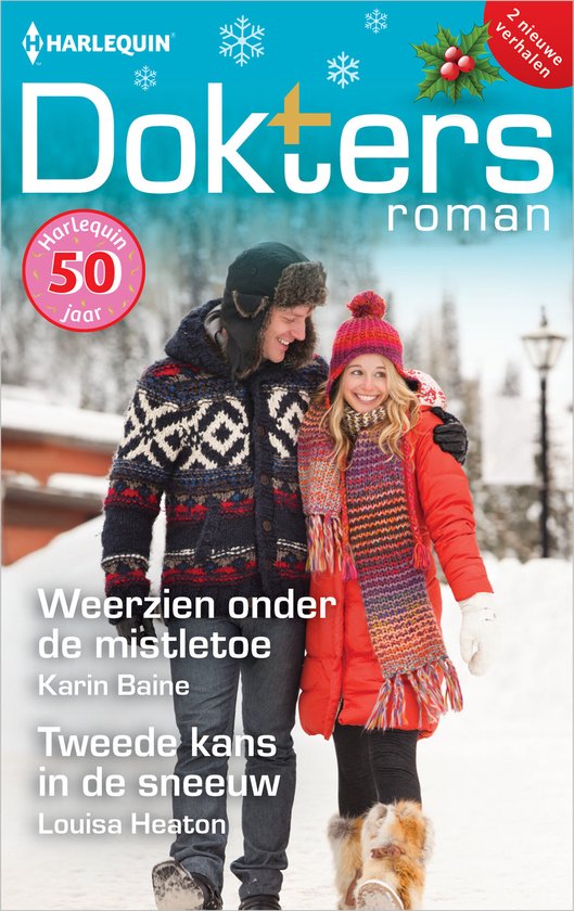 Een stel in winterkleding, de man met een gebreide jas en muts, de vrouw met een rode jas en sjaal, glimlachen naar elkaar.