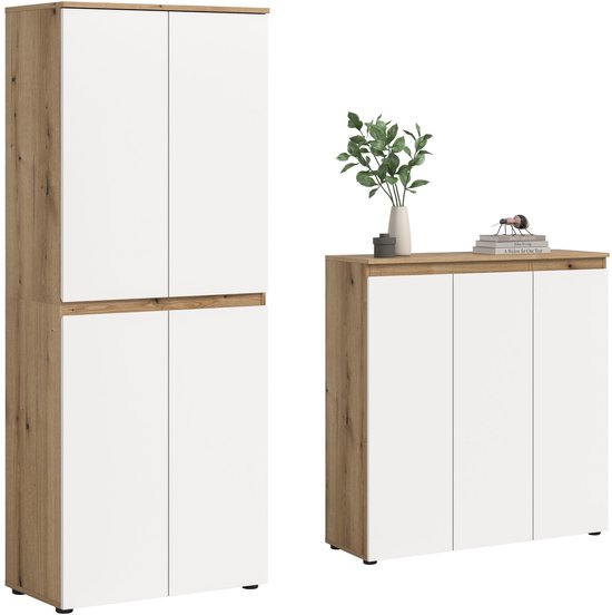 Twee witte kasten met eikenhouten details. Eén hoge kast met vier deuren, één lage kast met twee deuren, decoratie op de lage kast.