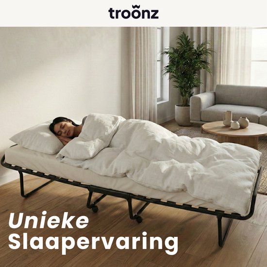 Vrouw slapend op een uitgeklapt vouwbed, 'Unieke Slaapervaring'.