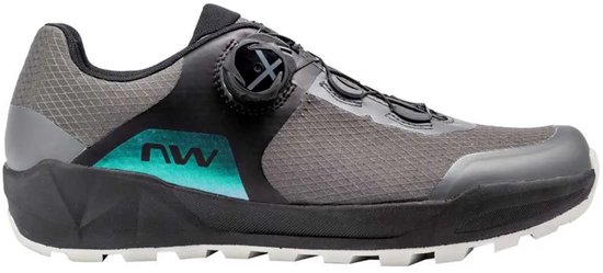 Grijze fietsschoen met zwart sluitingswiel, textuur en groen/turquoise "NW" logo op de zijkant.