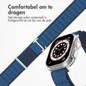 Comfortabel om te dragen. Stevig nylon materiaal is lichtgewicht en zit fijn om de pols. Zilverkleurige Apple Watch met donkerblauw nylon bandje.