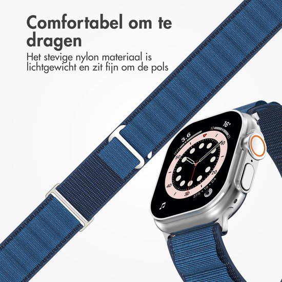 Comfortabel om te dragen. Stevig nylon materiaal is lichtgewicht en zit fijn om de pols. Zilverkleurige Apple Watch met donkerblauw nylon bandje.